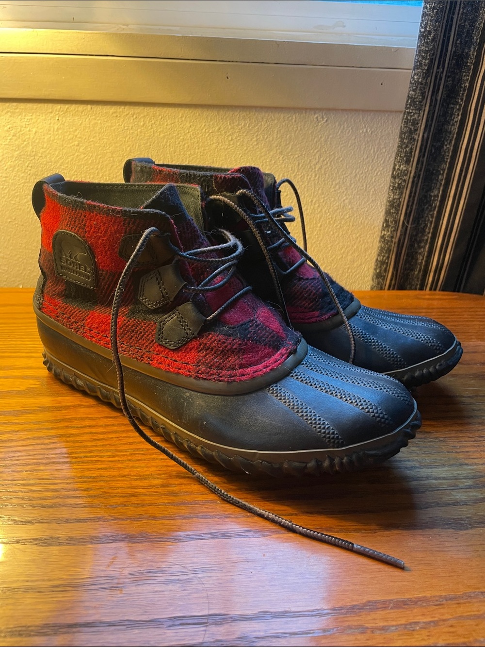 Sorel Out 'N About Black Red Buffalo Plaid Waterproof Duck Boots  Women’s 9.5